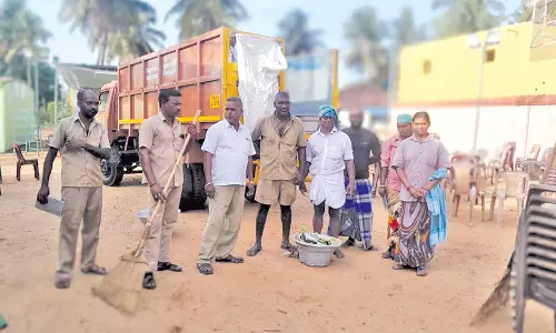 தோப்புத்துறையில், கோவில் குப்பைகளை சுத்தம் செய்த ஆசிரியர்
