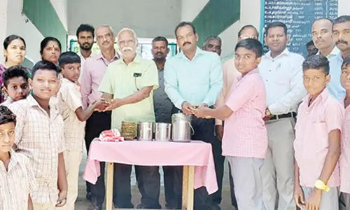 அரசு பள்ளியில் பாரம்பரிய நெல் ரகங்கள் கருத்தரங்கம்