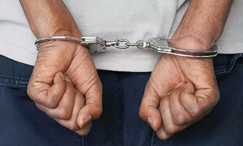 பெண்ணிடம் நகை பறித்த  வாலிபர் கைது