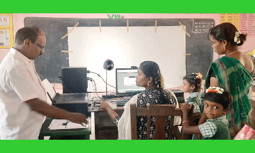 பள்ளி மாணவர்களுக்கு ஆதார் திருத்த முகாம்