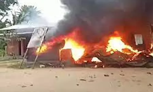 வீடு தீப்பிடித்து எரிந்து ஓய்வு பெற்ற அதிகாரி உடல் கருகி பலி