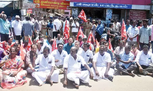 பொதுமக்களுக்கு இடையூறாக உள்ள டாஸ்மாக்கை மூடக்கோரி முற்றுகையிட்டு போராட்டம்- 100 கடைகள் அடைப்பு