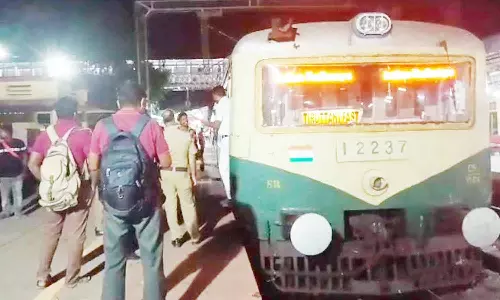 டிரைவரின் குழப்பத்தால் நிற்காமல் சென்ற மின்சார ரெயில்- அரக்கோணத்தில் பயணிகள் கடும் வாக்குவாதம்