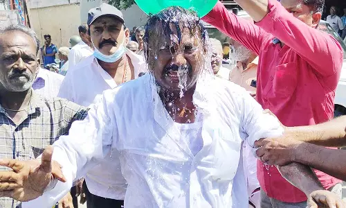 தமிழக கவர்னரை மாற்றக்கோரி உடலில் மண்ணெண்ணையை ஊற்றி தி.மு.க. நிர்வாகி தீக்குளிக்க முயற்சி