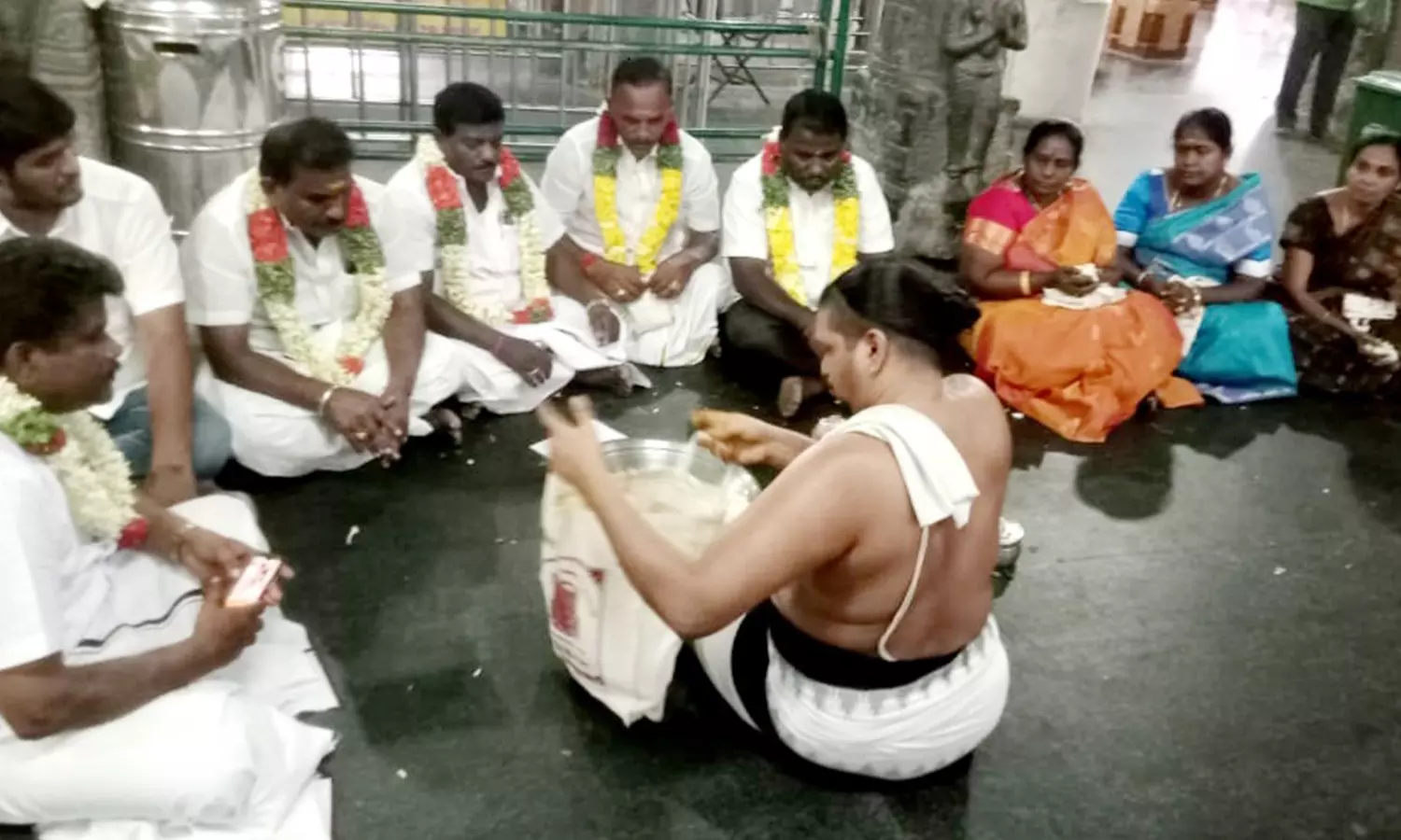 அமைச்சர் செந்தில்பாலாஜி பூரண நலம்பெற வேண்டி தான்தோன்றிமலை கோவிலில் சிறப்பு பூஜை அமைச்சர் செந்தில்பாலாஜி பூரண நலம்பெற வேண்டி தான்தோன்றிமலை கோவிலில் சிறப்பு பூஜை