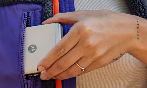 இவ்வளவு தானா? அமேசானில் லீக் ஆன மோட்டோ ரேசர் 40 விலை விவரங்கள்!