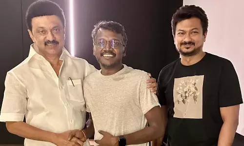 மாரி செல்வராஜை கட்டித்தழுவி பாராட்டிய முதலமைச்சர் மு.க.ஸ்டாலின்