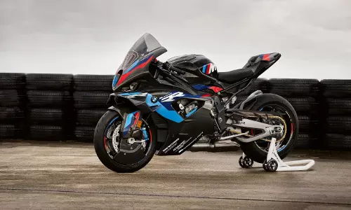 இந்தியாவில் பிஎம்டபிள்யூ விலை உயர்ந்த சூப்பர்பைக் அறிமுகம் - ரூ. 49 லட்சம் தான்..!