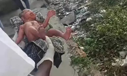 அன்னூரில் பிறந்து சிலமணி நேரமே ஆன பச்சிளம்குழந்தையை முட்புதரில் வீசி சென்ற பெண் யார்?- போலீசார் விசாரணை