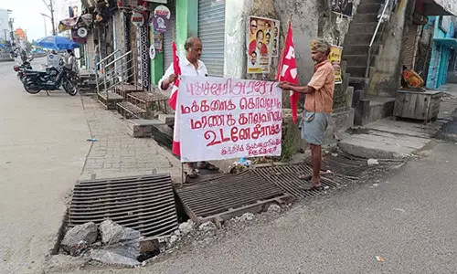 சாலையை சீரமைக்க கோரி கம்யூனிஸ்டு கட்சி நூதன பேனர்