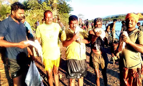 சோழவந்தான் அருகே மீன்பிடி திருவிழா- போட்டி போட்டு மீன் பிடித்த கிராம மக்கள்