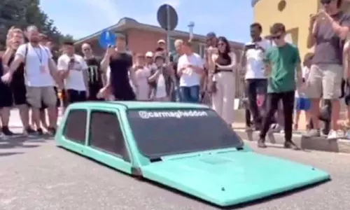 படுத்துக்கொண்டே ஓட்டும் டிரைவர்- டயர்கள் இல்லாத, மிகச்சிறிய கார்