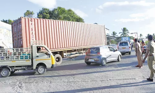 ஒழுகினசேரியில் நடுரோட்டில் மின்வயரில் உரசி நின்ற லாரி