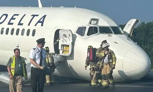 முன்பக்க லேண்டிங் கியர் இல்லாமல் தரையிறங்கிய விமானம்: அதிர்ஷ்டவசமாக உயிர் தப்பிய பயணிகள்