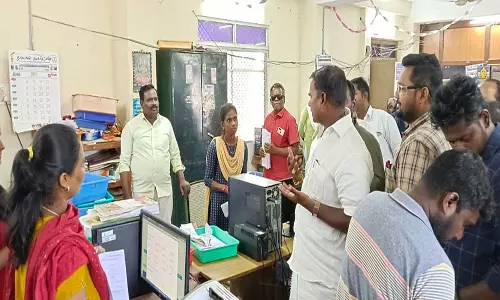 குடிமை பொருள் வழங்கல் துறை அலுவலகத்தில் அதிகாரிகள் காலதாமதமாக வந்தால் நடவடிக்கை