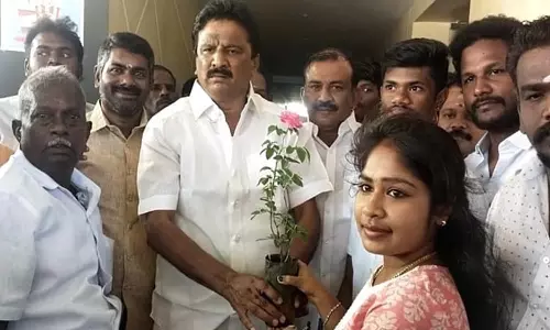 மாமன்னன் திரைப்படம் வெளியீடு: நெல்லை திரையரங்கில் ரசிகர்களுக்கு  தி.மு.க. சார்பில் மரக்கன்றுகள்