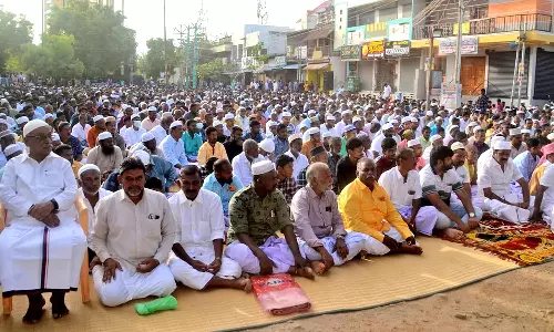 நெல்லையில்  இஸ்லாமியர்கள் பக்ரீத் சிறப்பு தொழுகை- நலத்திட்ட உதவிகள் வழங்கி கொண்டாட்டம்