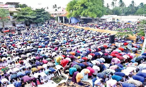 பக்ரீத் பண்டிகையையொட்டி கடையநல்லூரில்  இஸ்லாமியர்கள் சிறப்பு தொழுகை