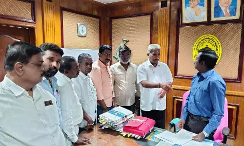 கடைகளை ஏற்கனவே வைத்திருந்த வியாபாரிகளிடம் ஒப்படைக்க வேண்டும்