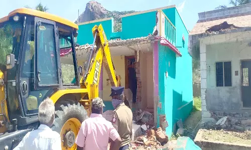 சந்தவாசல் அருகே ஆக்கிரமிக்கப்பட்ட 3 வீடுகள் இடிப்பு