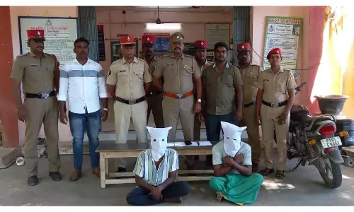 வழிப்பறி செய்த 2 வாலிபர்கள் கைது