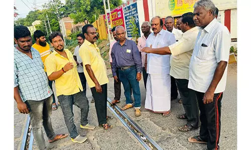 குண்டும், குழியுமான சாலையை சீரமைக்க வேண்டும்