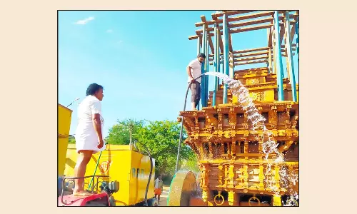 மாயூரநாதர் கோவில் தேரை சீரமைக்கும் பணிகள்