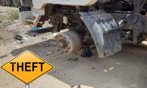 போலீஸ் நிலையத்தில் நிறுத்திய லாரி பாகங்கள் திருட்டு