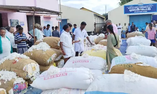 போச்சம்பள்ளியில் ரூ.4 லட்சத்திற்கு பருத்தி ஏலம் போனது