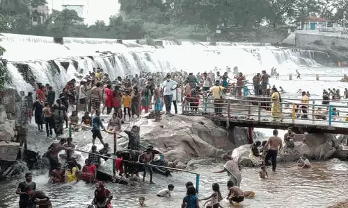 கொடிவேரி அணையில் குவிந்த பொதுமக்கள்