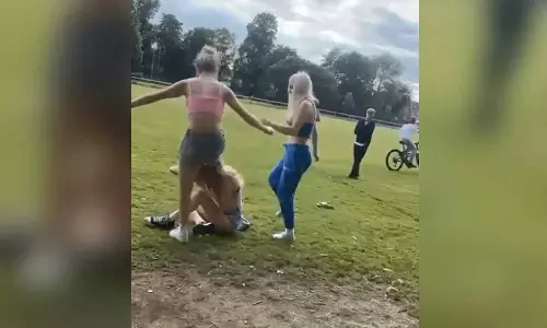 இங்கிலாந்து பூங்காவில் சிறுமியை சரமாரியாக தாக்கிய 2 பெண்கள்