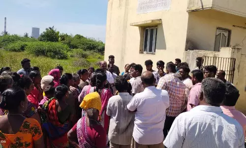 முறையாக அளவீடு செய்து தடுப்புச் சுவர் அமைக்க வேண்டும்- பணி செய்யும் இடத்தில் பொதுமக்கள் முற்றுகை