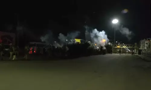 மணிப்பூரில் பரபரப்பு - பா.ஜ.க. அலுவலகம் முன் கூடிய கூட்டத்தை கலைக்க கண்ணீர் புகை குண்டுகள் வீச்சு