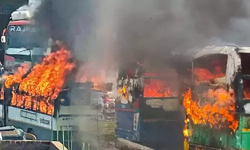 ஜார்க்கண்டில் 8 பஸ்கள் அடுத்தடுத்து எரிந்ததால் பரபரப்பு