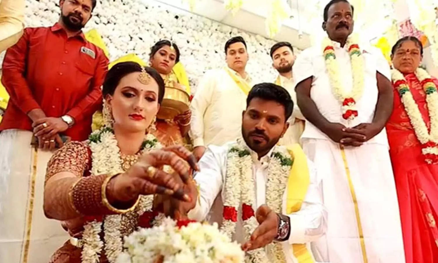 கடல் கடந்து காதல்- நார்வே பெண்ணை கரம்பிடித்த கடலூர் வாலிபர் கடல் கடந்து காதல்- நார்வே பெண்ணை கரம்பிடித்த கடலூர் வாலிபர்