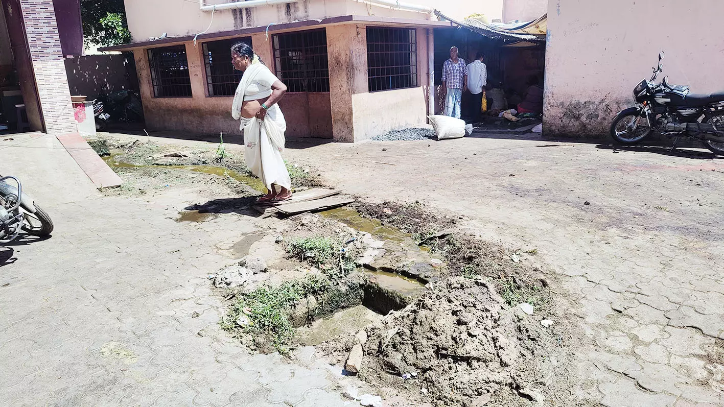 தருமபுரியில் சுகாதார சீர்கேட்டை ஏற்படுத்தும் ஆடு அறுக்கும் தொட்டி தருமபுரியில் சுகாதார சீர்கேட்டை ஏற்படுத்தும் ஆடு அறுக்கும் தொட்டி