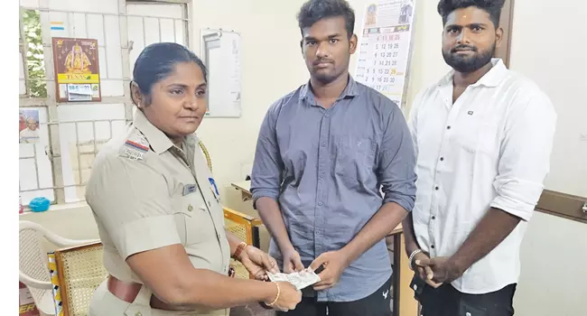 ஏ.டி.எம் எந்திரத்தில் விட்டுச்சென்ற ரூ.20 ஆயிரம் போலீசில் ஒப்படைப்பு ஏ.டி.எம் எந்திரத்தில் விட்டுச்சென்ற ரூ.20 ஆயிரம் போலீசில் ஒப்படைப்பு