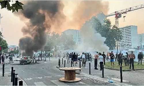 பிரான்சில் சிறுவன் கொல்லப்பட்டதை கண்டித்து நாடு முழுவதும் போராட்டம்: 24 போலீசார் படுகாயம்