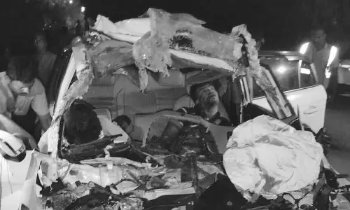 கோவிலுக்கு சென்ற போது பரிதாபம்: லாரி மீது கார் மோதி தாய்- மகன்  பலி