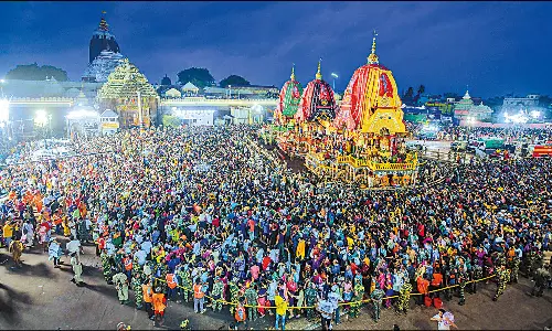 தங்க அங்கி அலங்காரத்தில் ஜொலித்த பூரி ஜெகநாதர்: 15 லட்சம் பக்தர்கள் திரண்டனர்