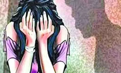 காதலனுடன் காரில் தனிமையில் இருந்ததை வீடியோ எடுத்து மிரட்டி மாணவி கற்பழிப்பு