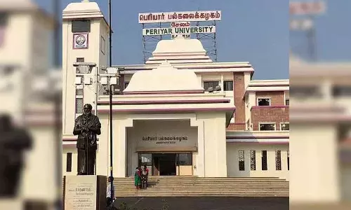 கறுப்பு உடை விவகாரம்: சேலம் பெரியார் பல்கலைக்கழக நிர்வாகம் மீது போலீசில் புகார்