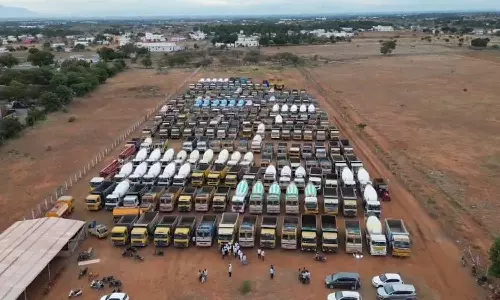 700 லாரிகளை ஒரே இடத்தில் நிறுத்தி கல்குவாரி உரிமையாளர்கள் கவன ஈர்ப்பு போராட்டம்