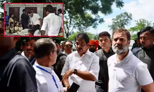 மணிப்பூரில் ஹெலிகாப்டர் மூலம் நிவாரண முகாம் சென்று பாதிக்கப்பட்ட மக்களை சந்தித்தார் ராகுல் காந்தி