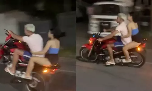 காதலனுடன் சேர்ந்து பைக்கில் சாகசம் செய்த போது விபத்தில் சிக்கிய இளம்பெண்- வீடியோ வைரல்