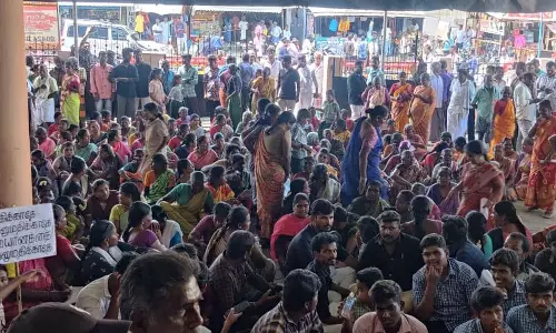 நம்பியூரில் மின் மயானம் அமைக்க எதிர்ப்பு- பேரூராட்சி அலுவலகத்தை முற்றுகையிட்டு பொதுமக்கள் போராட்டம்