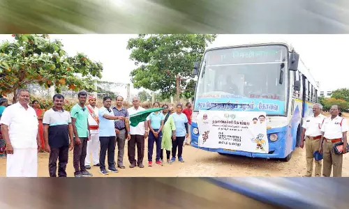 விளையாட்டு வீரர்களை வழியனுப்பி வைத்த கலெக்டர்