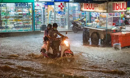 மழையில் பைக் ஓட்டும் போது கவனிக்க வேண்டியவை!