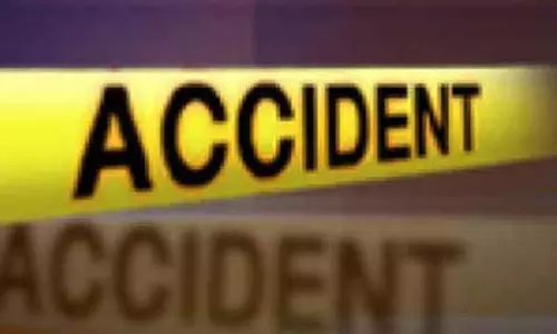 கோவிலுக்கு சென்ற போது லாரி மீது கார் மோதி தாய்-மகன் பலி