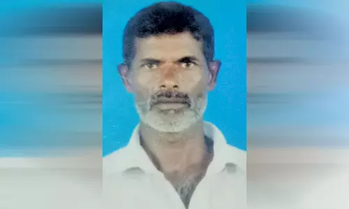 கயத்தாறு அருகே வேன் மோதி வியாபாரி பலி